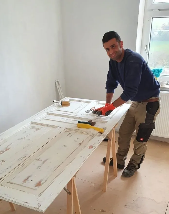 Tür wird vor dem Einbau auf Böcken zugerichtet