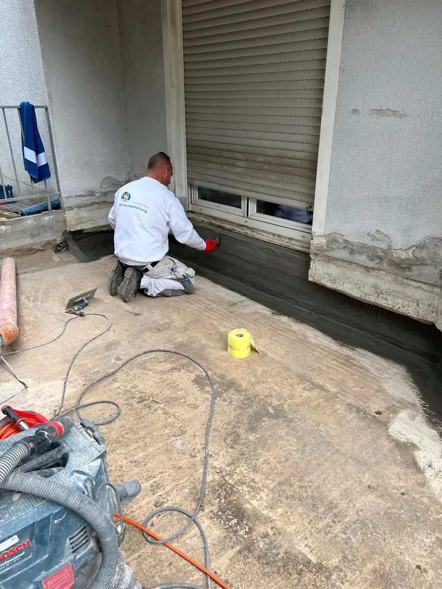 Mitarbeiter beim Einbau am Fenster