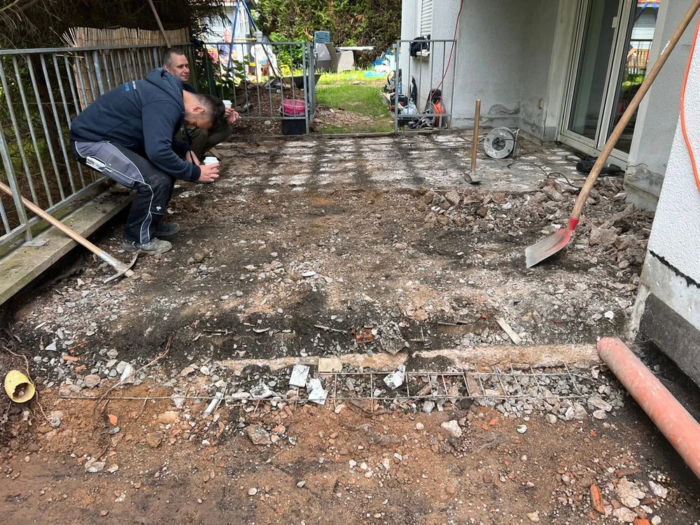 Mitarbeiter beim Rückbau einer alten Fläche