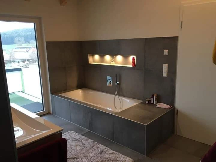 Verkleidete Badewanne in Großformat, mit beleuchteter Nische