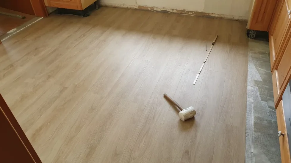 Frisch verlegter Boden im fertigen Zimmer