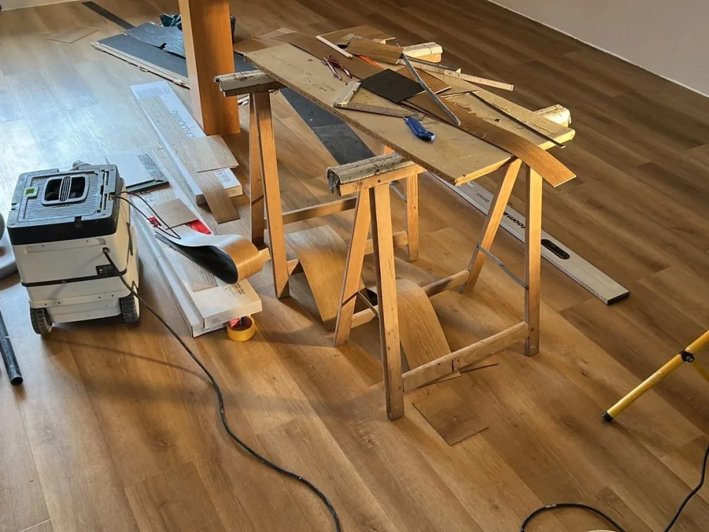 Der neue Boden wird verlegt