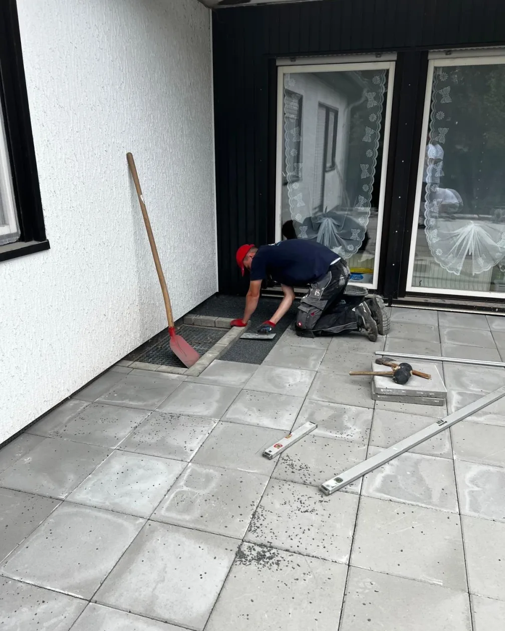 Die Platten werden verlegt und ausgerichtet