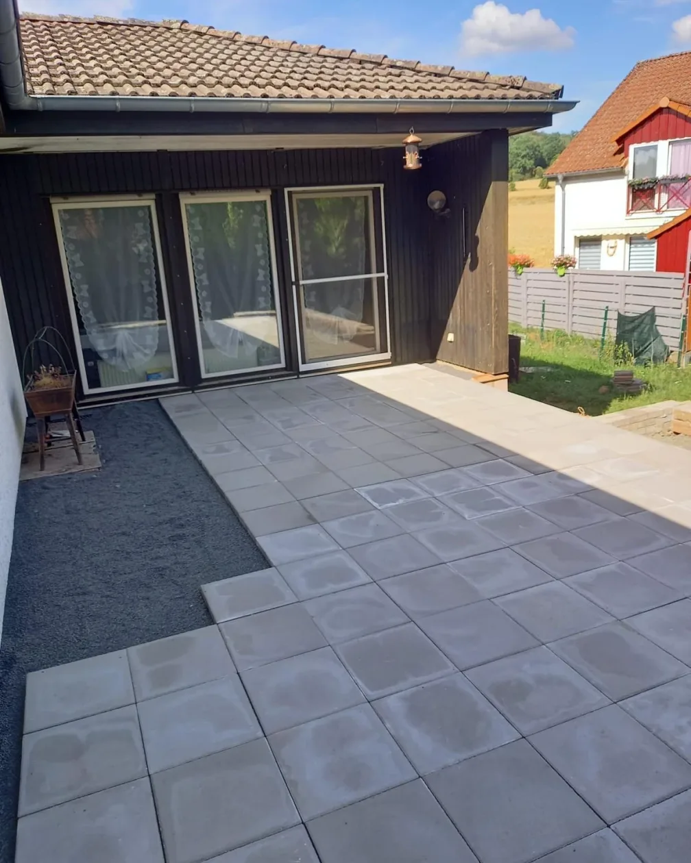 Der fertig gepflasterte Zugang zum Bungalow mit neuen Stufen