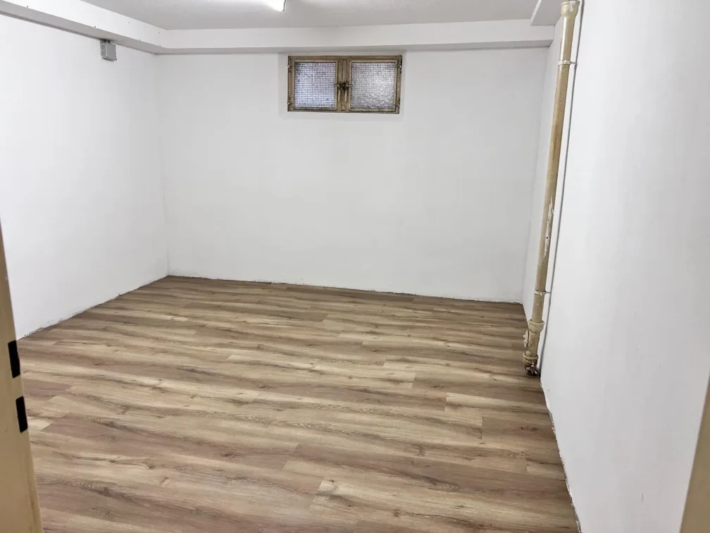 Der fertige Kellerraum mit hellem Boden in Holzoptik