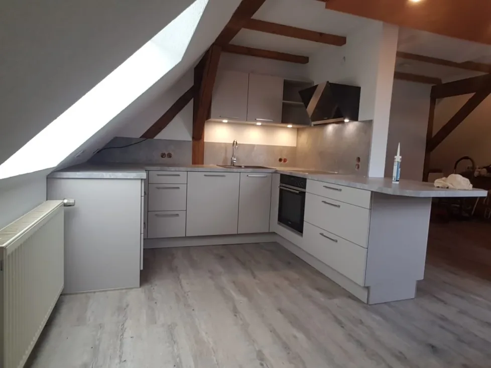 Fertig montierte helle Küche unter der Dachschräge