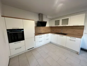 Fertig montierte weiße Küche