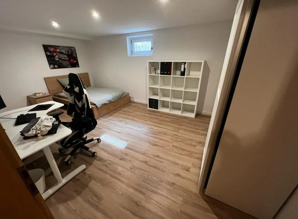 Zimmer renoviert mit neuem Boden, nachher