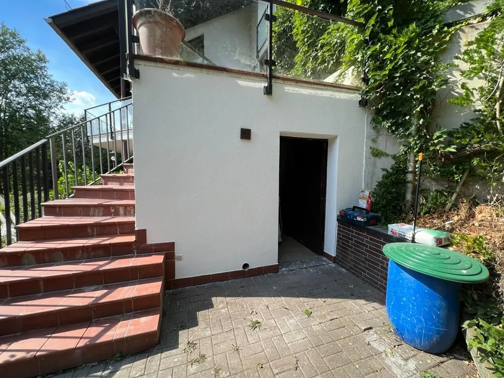 Kellerabgang mit hergerichteter Wand und Treppe, nachher