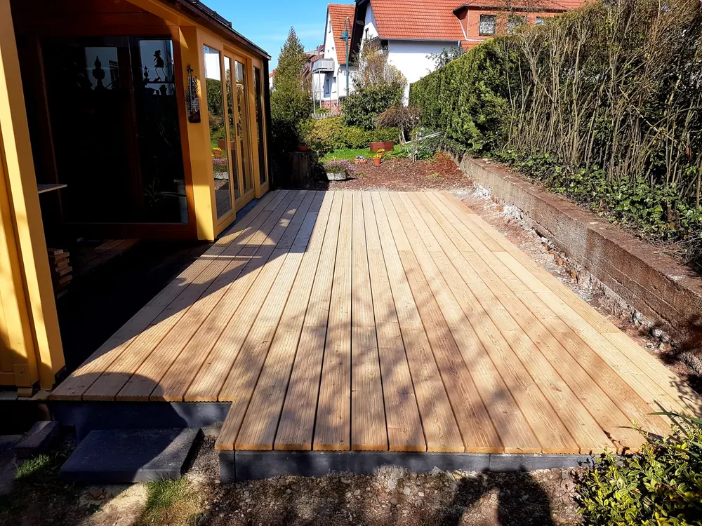 Fertige Holzterrasse vor dem Wintergarten, nachher