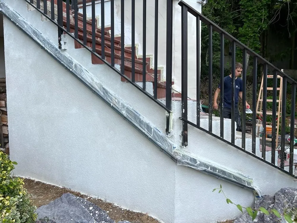 Außentreppe mit sauberer Wand, nachher