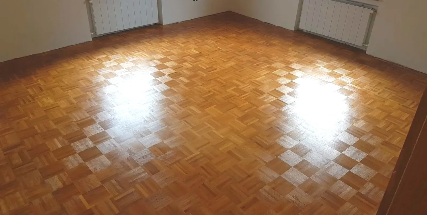 Fertig verlegtes Parkett in einem leeren Raum