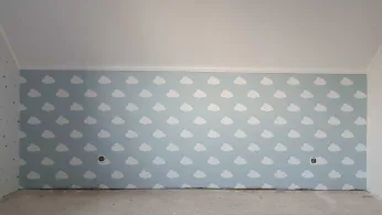 Frisch tapezierte Wand