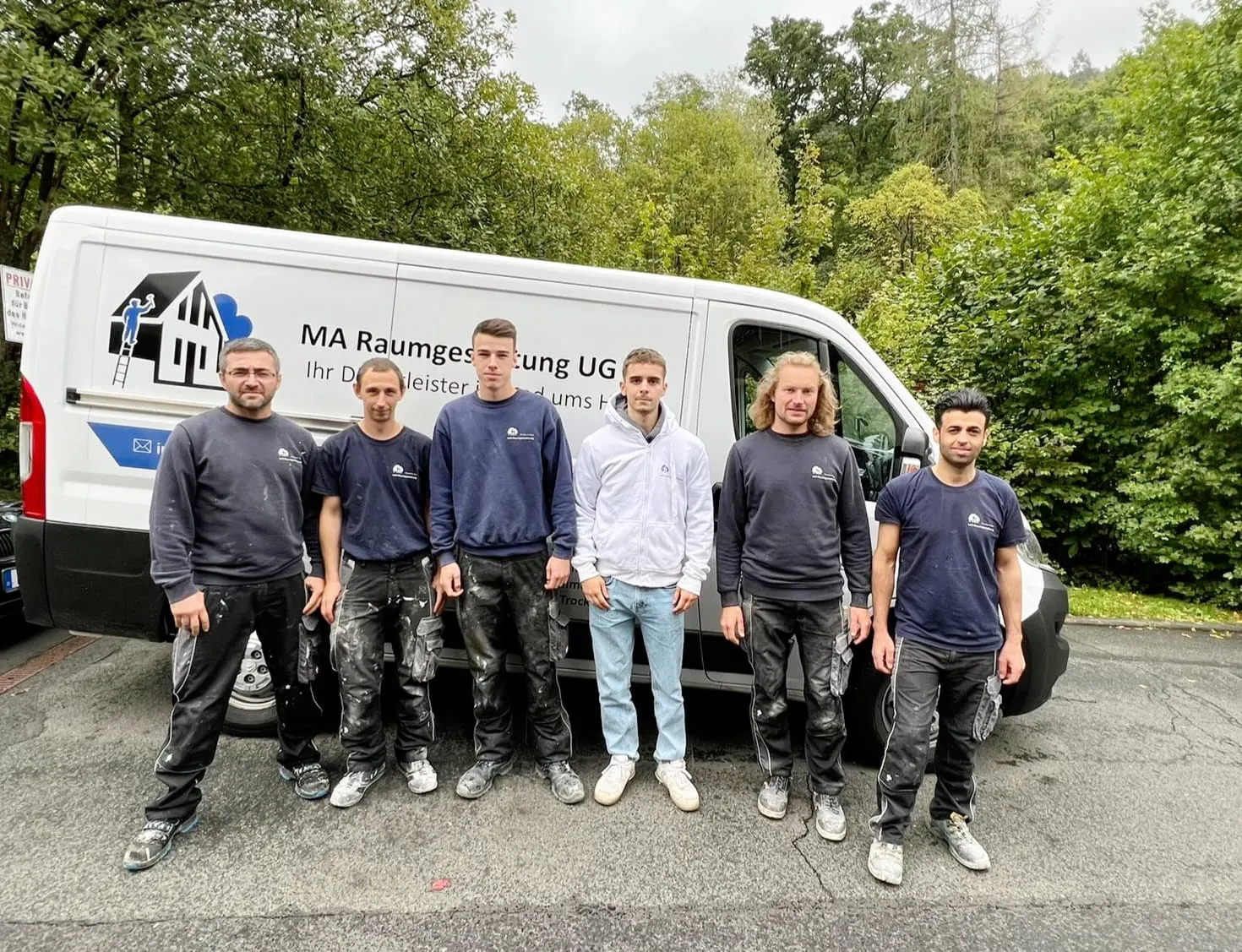 Das Team von MA Raumgestaltung vor dem Firmenfahrzeug in Kirchhain