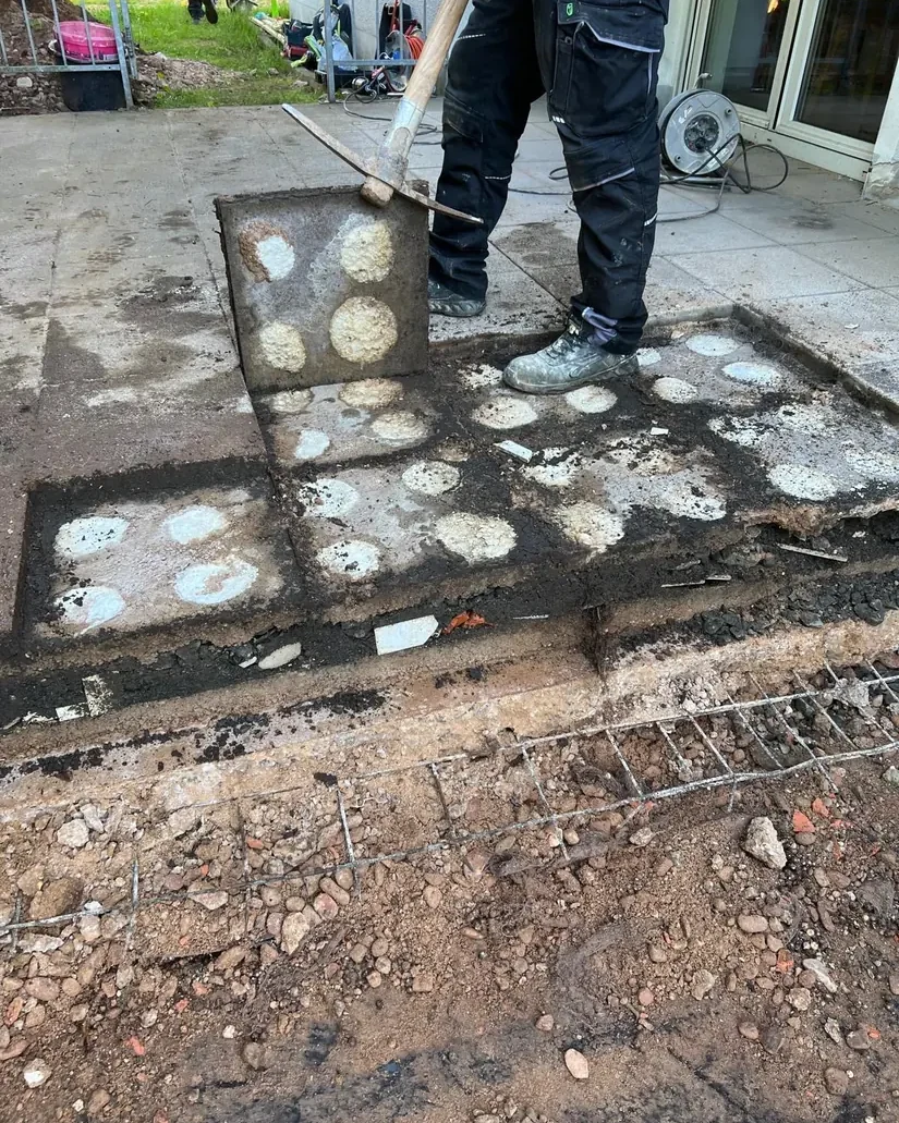 Die alten Terrassenplatten liegen auf Mörtelbatzen und werden aufgenommen