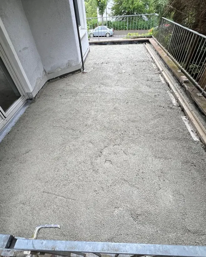 Der fertige Unterbau liegt bereit für die neuen Platten