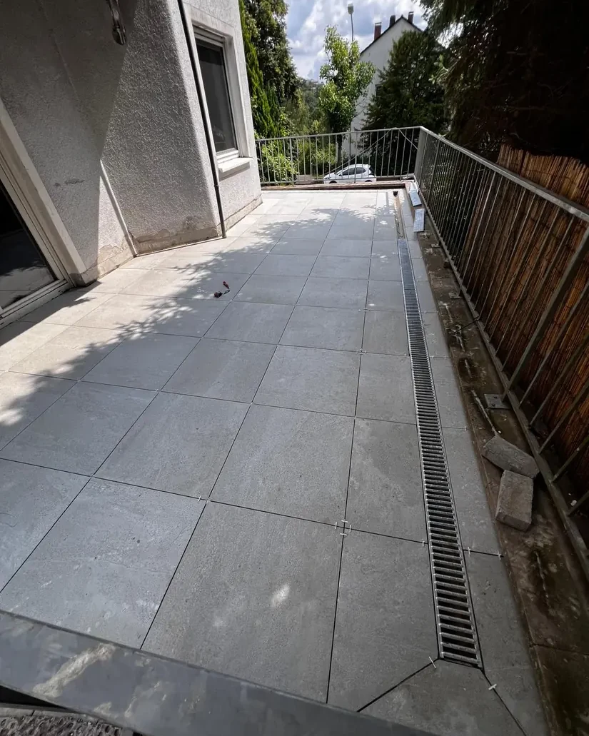 Die fertige Terrasse mit der Entwässerungsrinne am Rand
