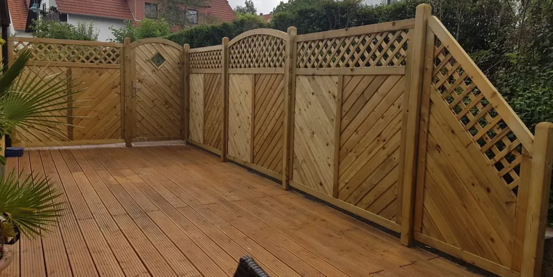 Neue Holzterrasse mit Sichtschutz