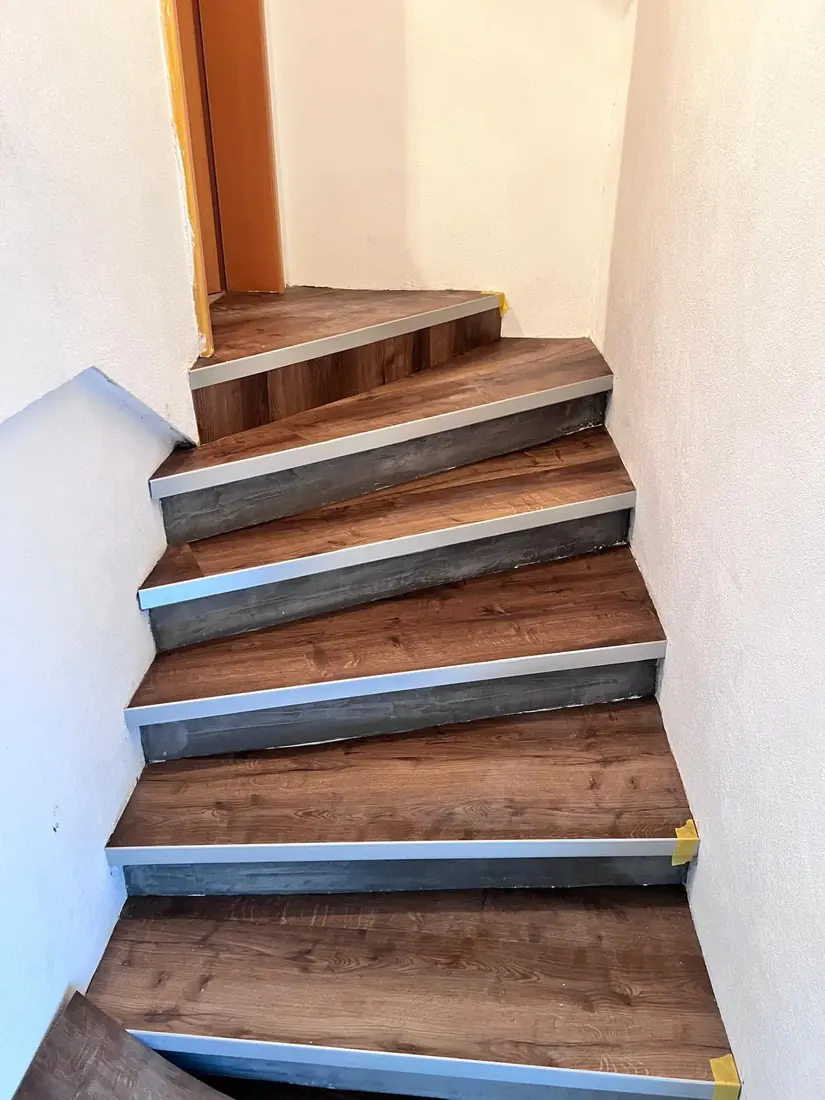 Die Stufen werden von oben nach unten belegt, Kanten noch abgeklebt