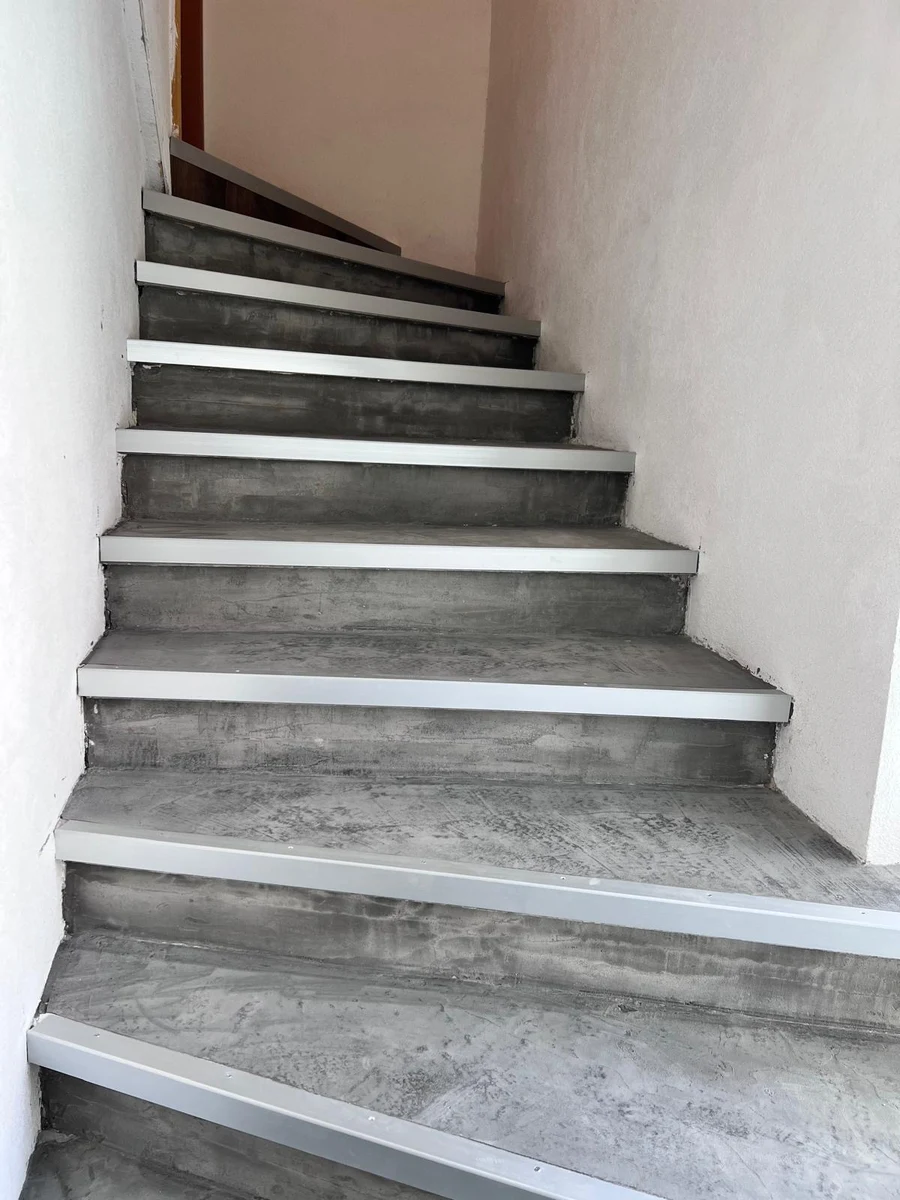 Treppe mit neuem hellen Belag
