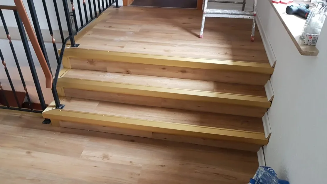 Innentreppe mit neu belegten Stufen in Holzoptik