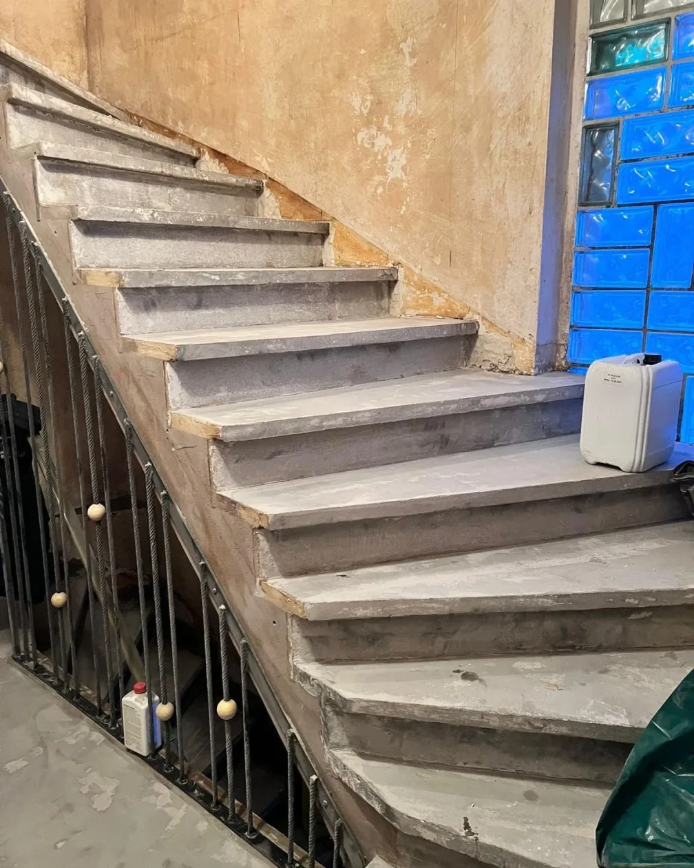 Die alte Betontreppe mit offenem Geländer vor dem Umbau