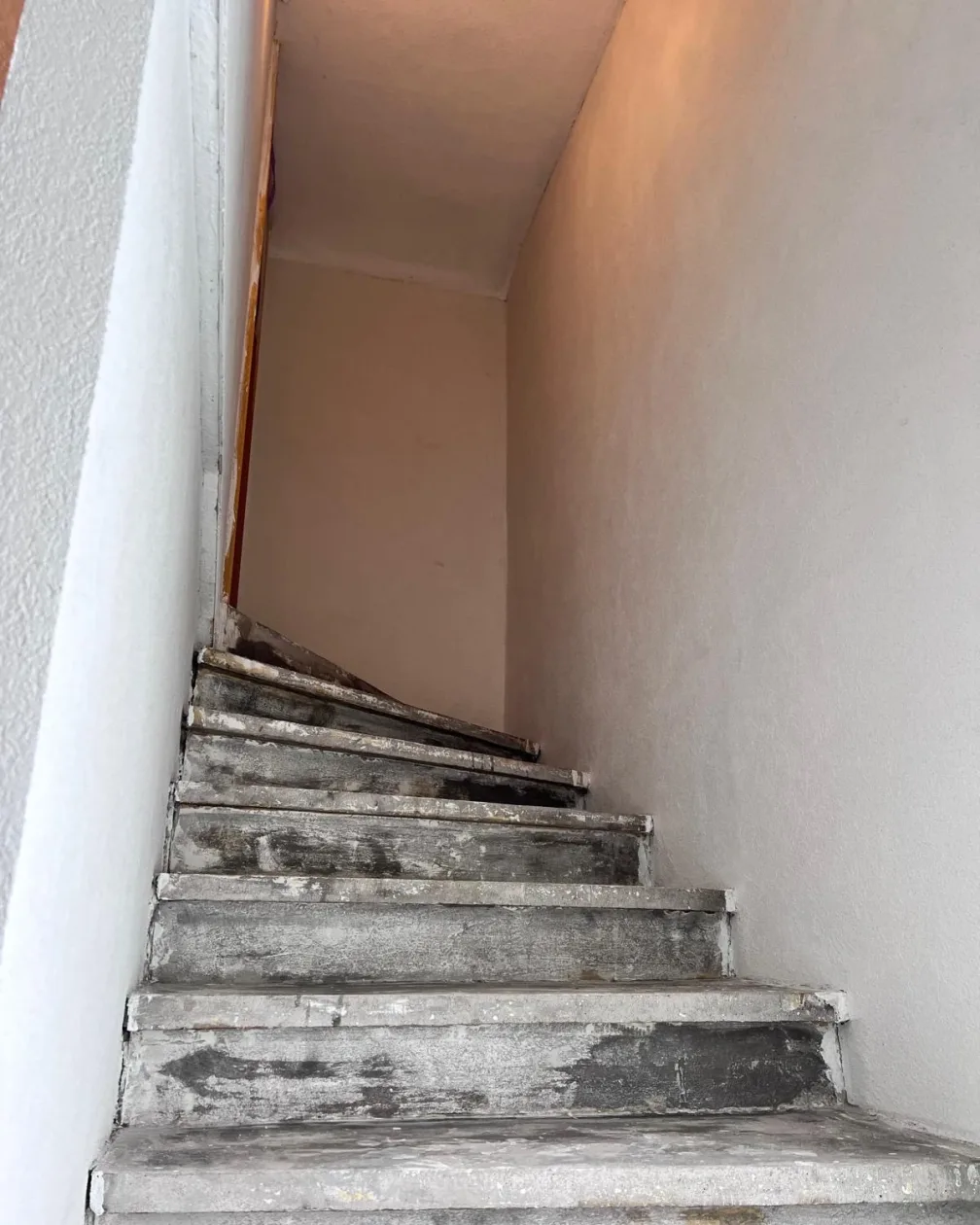 Die Wand daneben steht, die Stufen sind vorbereitet