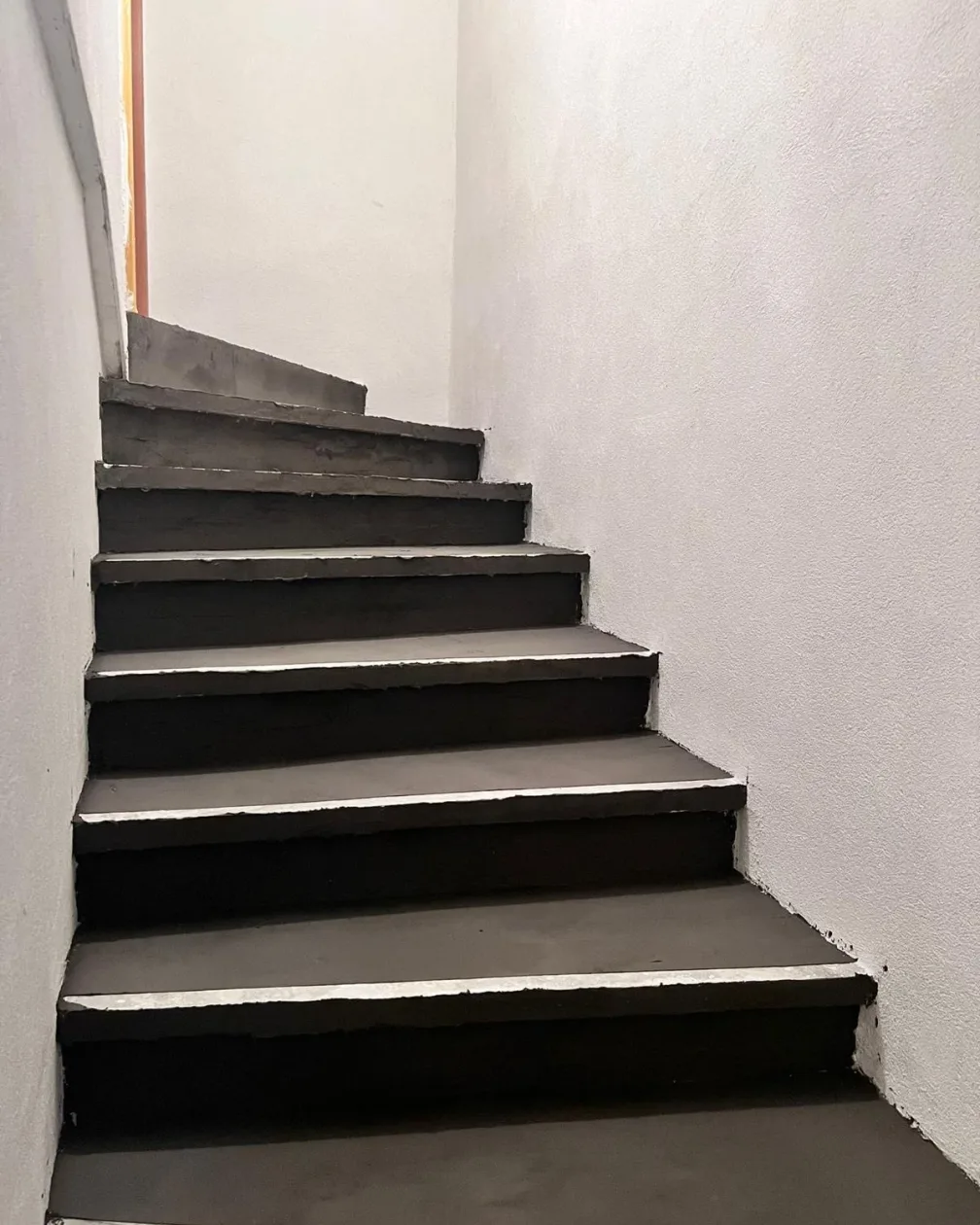 Die Stufen werden gespachtelt und ausgeglichen