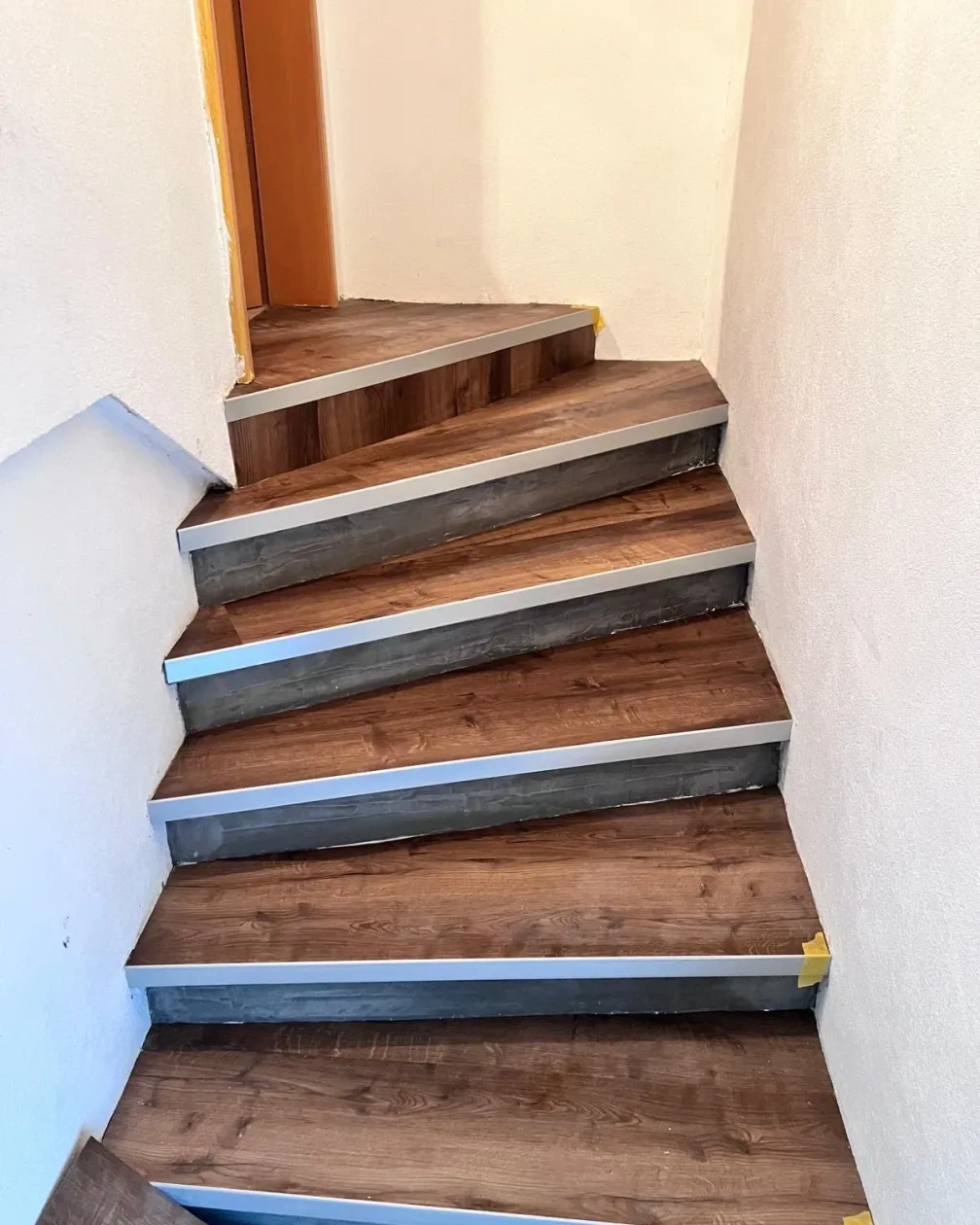 Die fertig belegte Treppe mit neuen Tritt- und Setzstufen