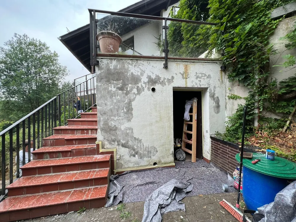 Kellerabgang vor der Aufarbeitung, vorher